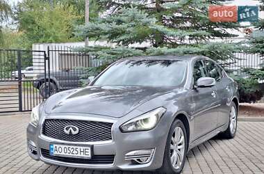 Седан Infiniti Q70 2016 в Сваляве