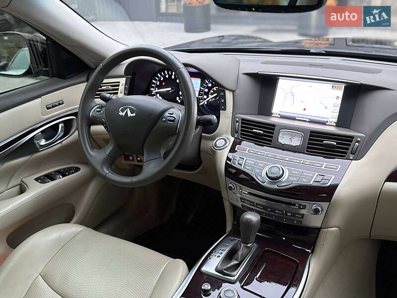 Седан Infiniti Q70 2015 в Киеве