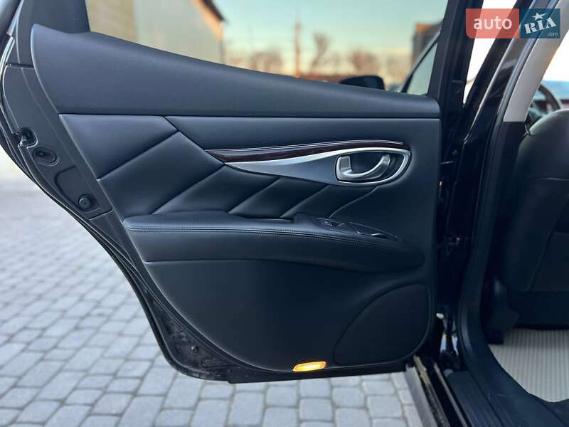 Седан Infiniti Q70 2016 в Івано-Франківську