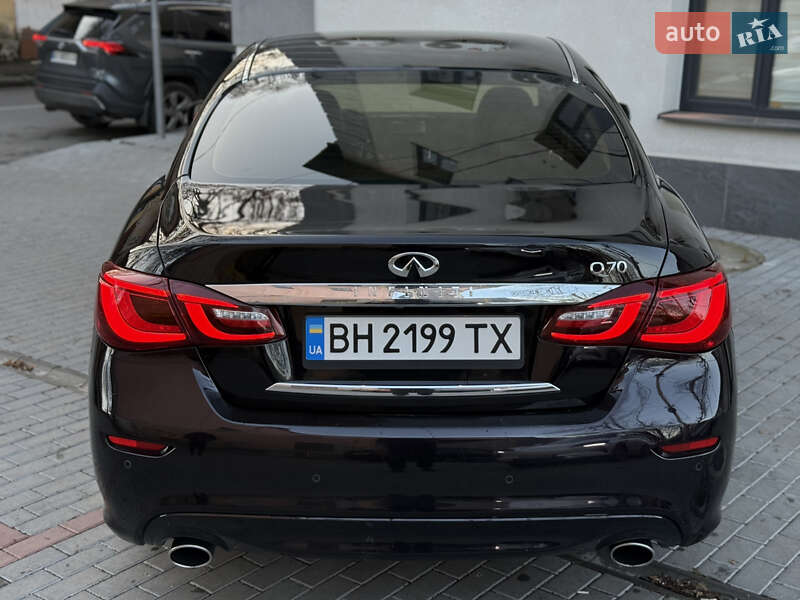 Седан Infiniti Q70 2015 в Могилев-Подольске
