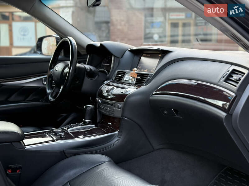 Седан Infiniti Q70 2015 в Могилев-Подольске