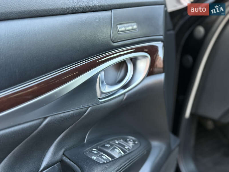 Седан Infiniti Q70 2015 в Могилев-Подольске