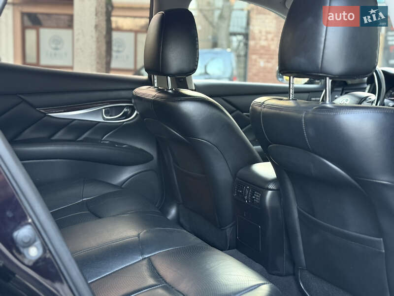 Седан Infiniti Q70 2015 в Могилев-Подольске