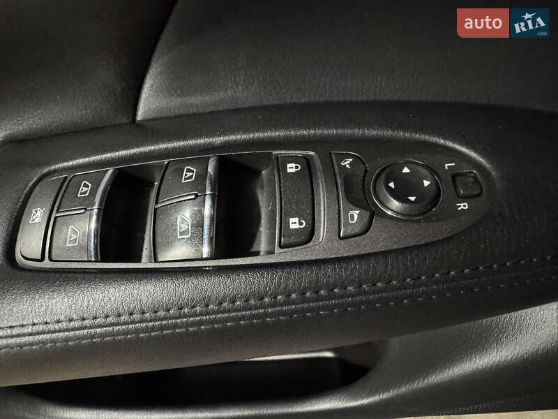 Седан Infiniti Q70 2015 в Одессе