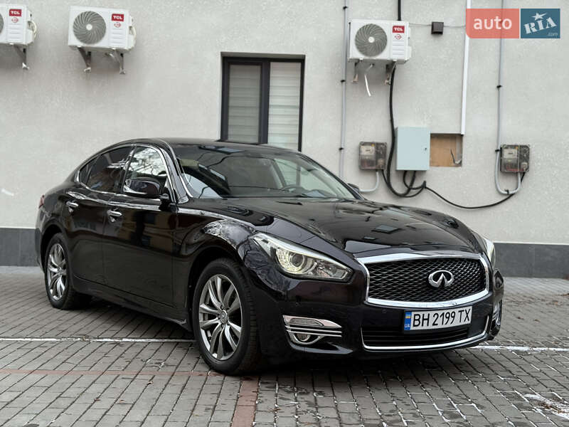 Infiniti Q70 2015