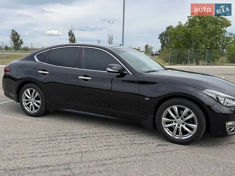 Infiniti Q70
