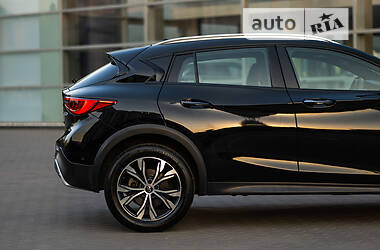 Внедорожник / Кроссовер Infiniti QX30 2016 в 