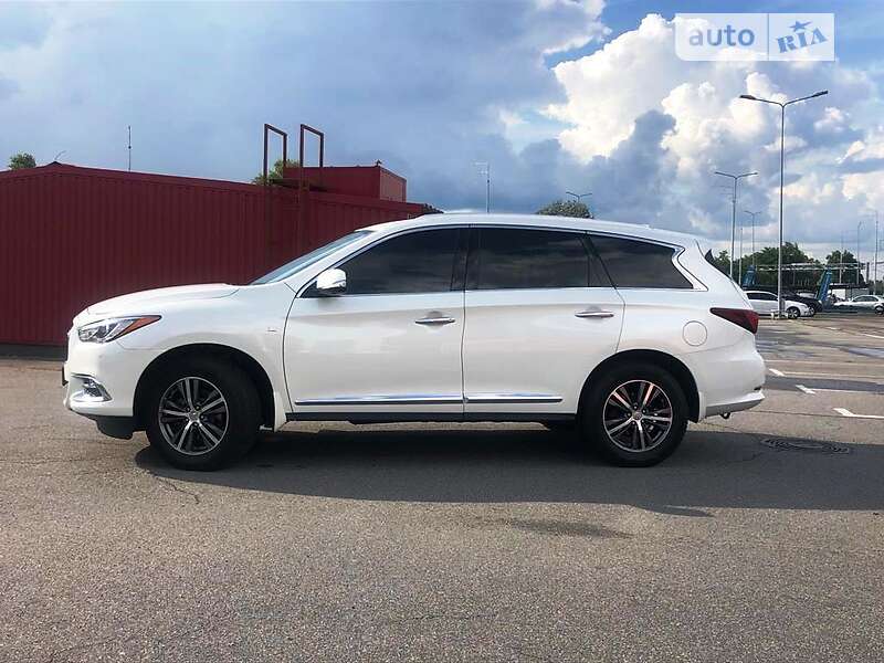 Внедорожник / Кроссовер Infiniti QX60 2016 в 