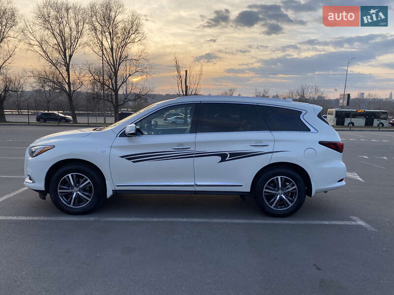 Внедорожник / Кроссовер Infiniti QX60 2016 в 