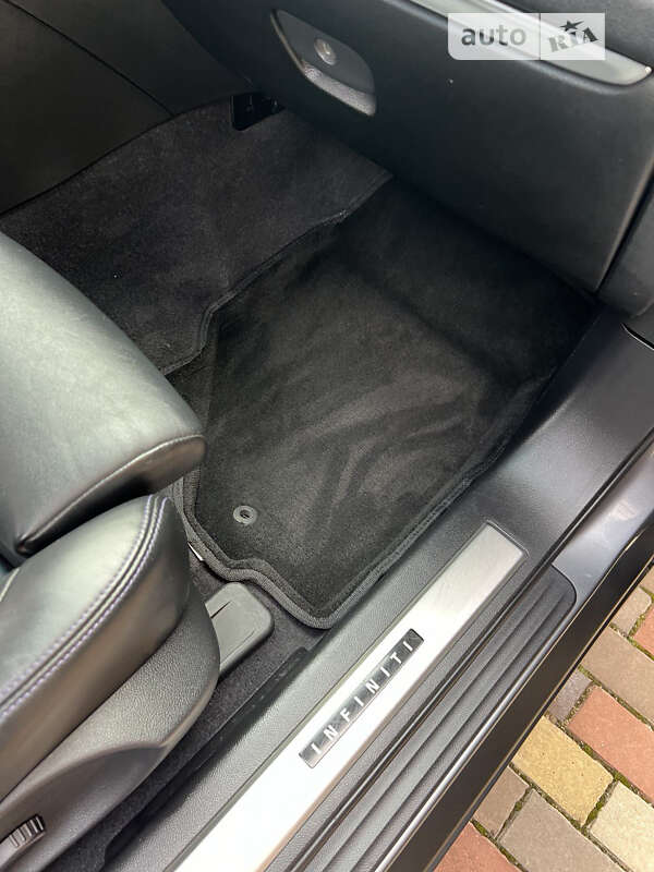 Позашляховик / Кросовер Infiniti QX70 2016 в Вишневому