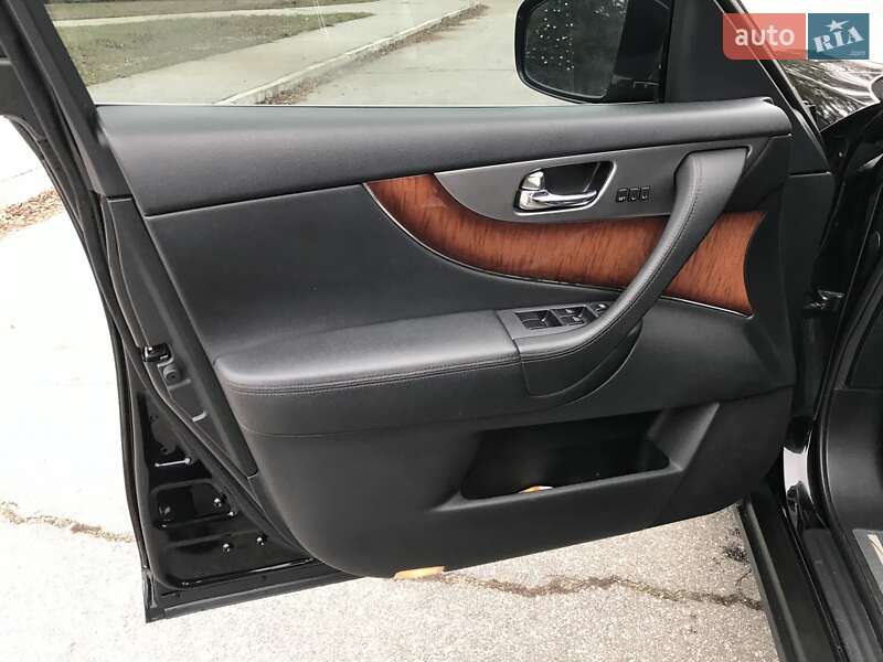 Внедорожник / Кроссовер Infiniti QX70 2013 в Петрове