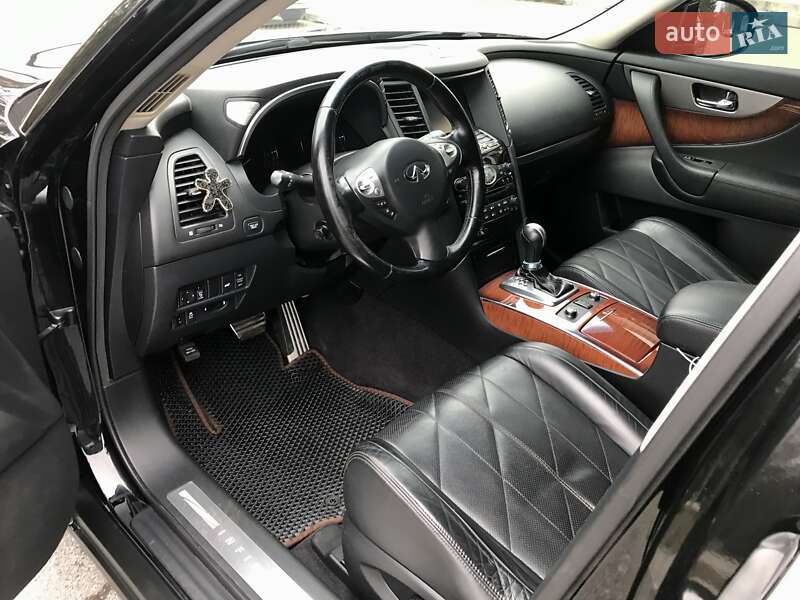 Внедорожник / Кроссовер Infiniti QX70 2013 в Петрове