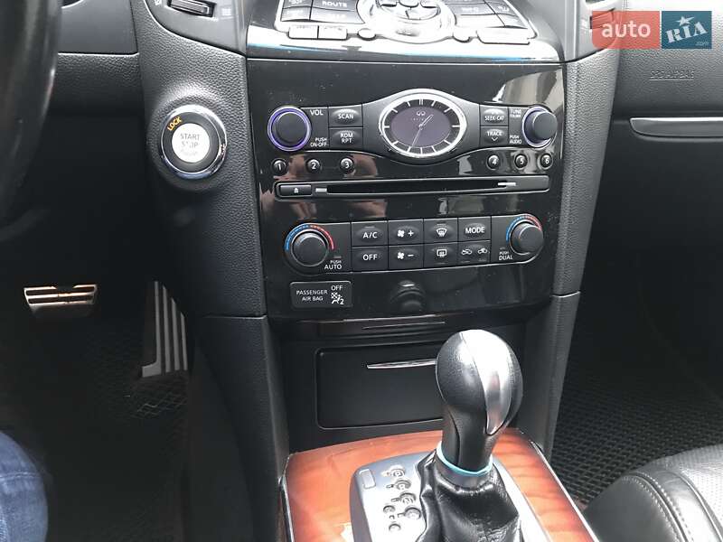 Внедорожник / Кроссовер Infiniti QX70 2013 в Петрове