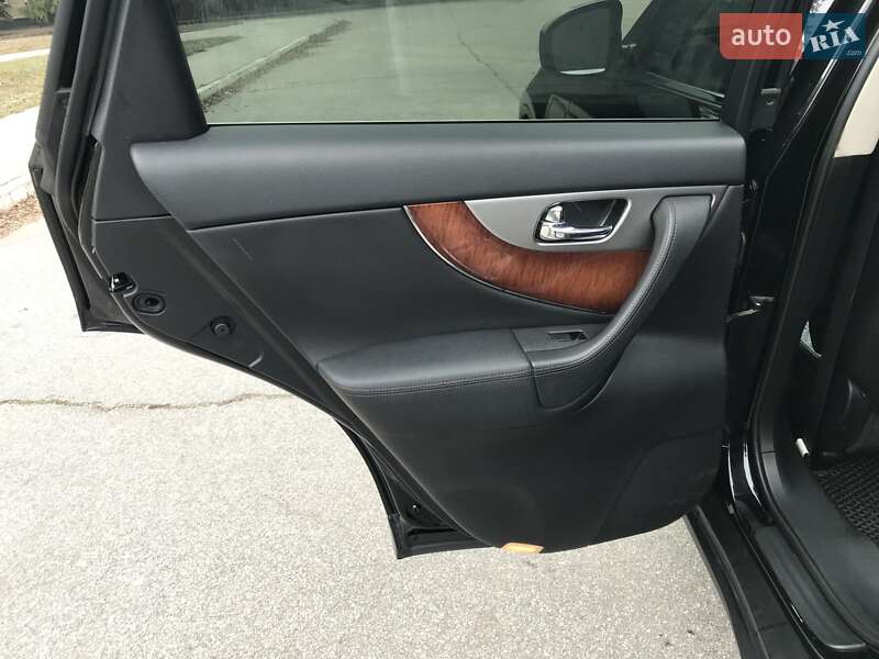 Внедорожник / Кроссовер Infiniti QX70 2013 в Петрове