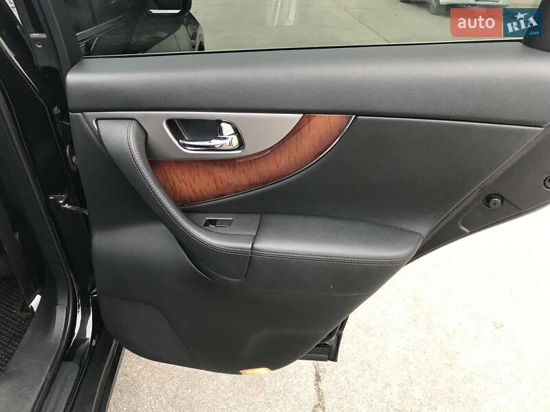 Внедорожник / Кроссовер Infiniti QX70 2013 в Петрове