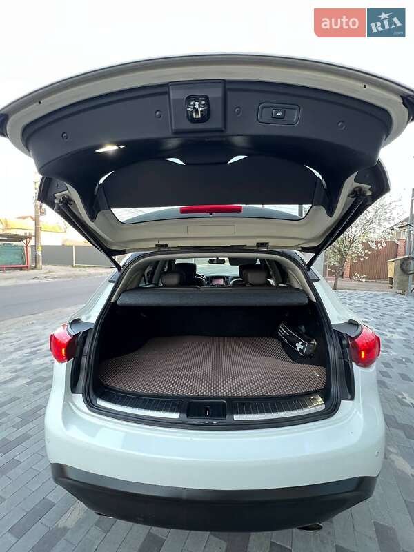 Внедорожник / Кроссовер Infiniti QX70 2013 в Киеве