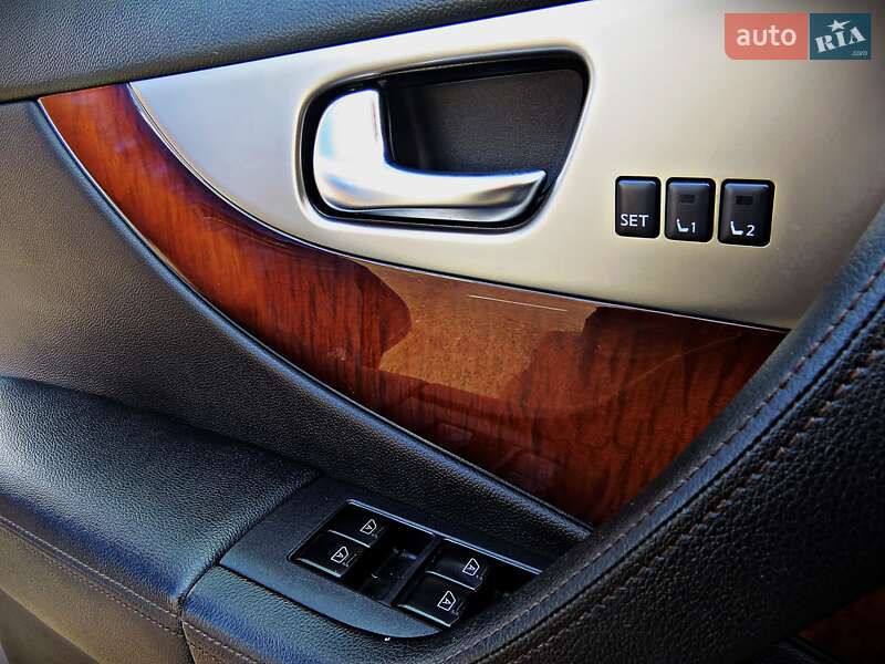 Внедорожник / Кроссовер Infiniti QX70 2013 в Черкассах