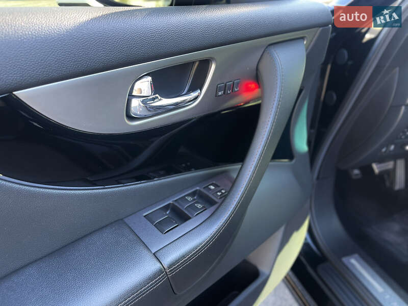 Внедорожник / Кроссовер Infiniti QX70 2013 в Харькове