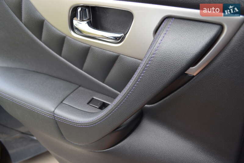 Внедорожник / Кроссовер Infiniti QX70 2014 в Киеве