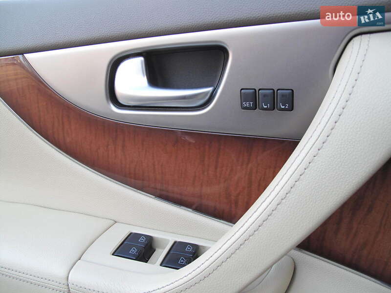 Позашляховик / Кросовер Infiniti QX70 2013 в Києві