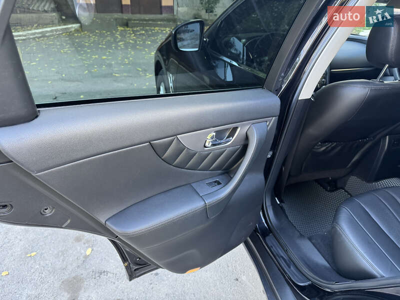 Позашляховик / Кросовер Infiniti QX70 2013 в Волочиську