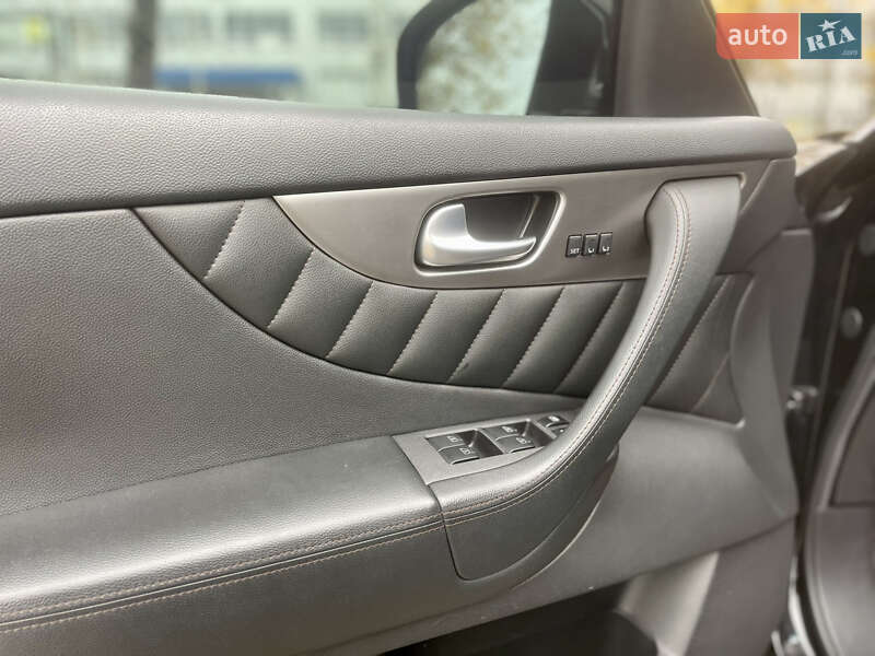 Внедорожник / Кроссовер Infiniti QX70 2015 в Киеве