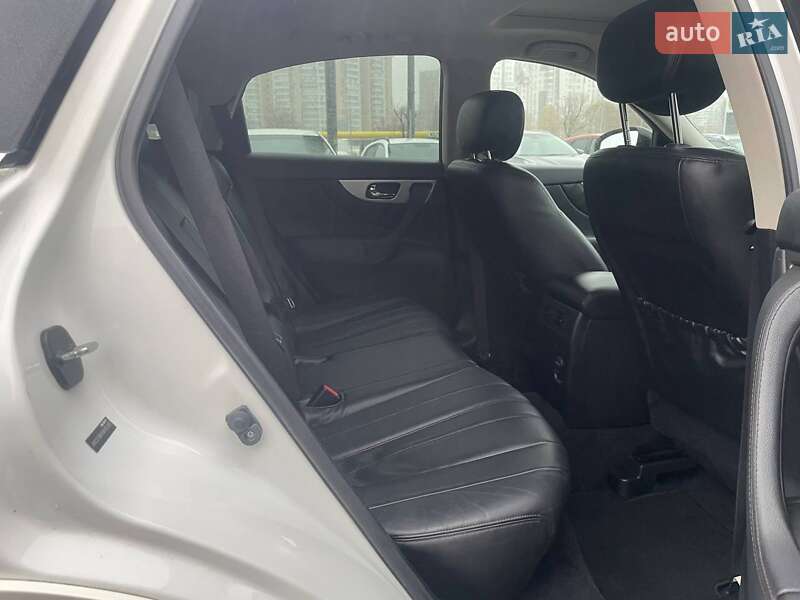 Позашляховик / Кросовер Infiniti QX70 2015 в Києві