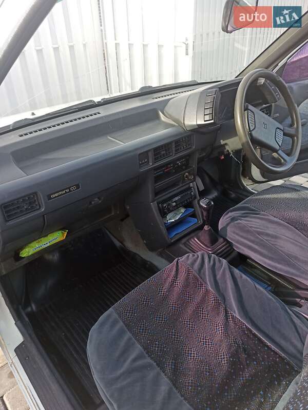 Седан Isuzu Gemini 1986 в Раздельной