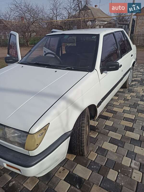 Седан Isuzu Gemini 1986 в Раздельной