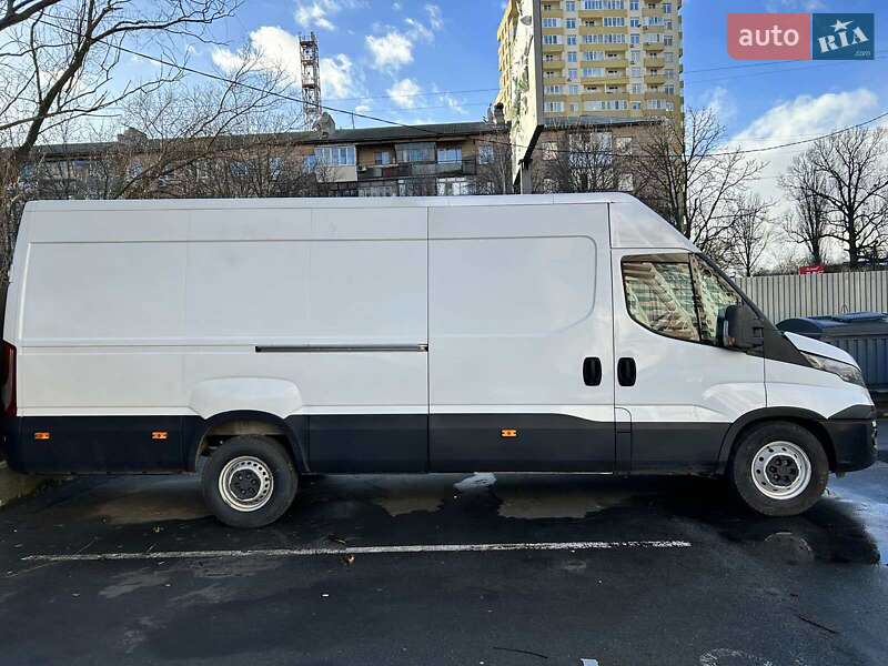 Вантажний фургон Iveco 35S13 2015 в Борисполі