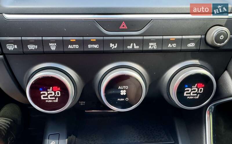 Позашляховик / Кросовер Jaguar E-Pace 2020 в Чернівцях