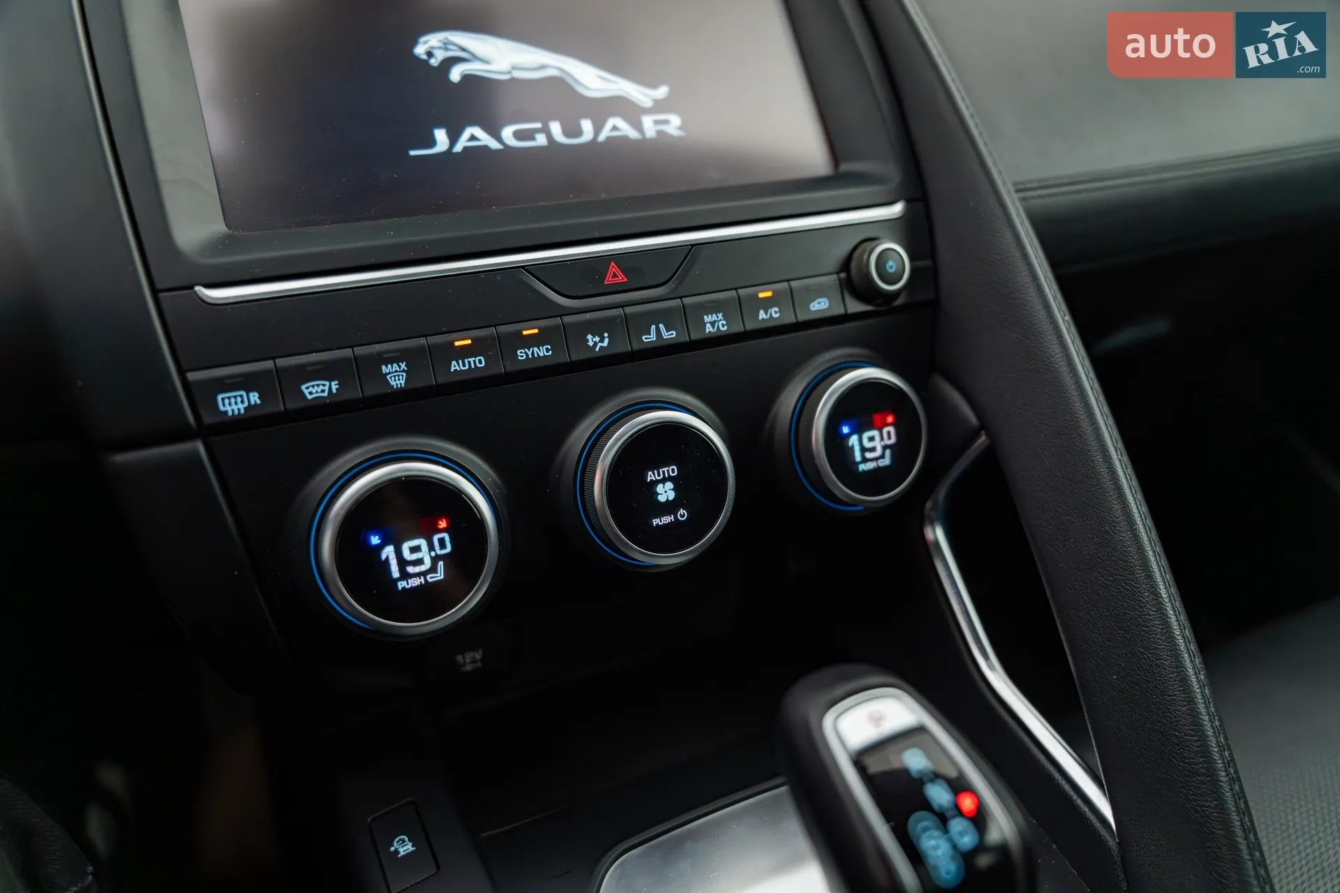 2019 Jaguar E-Pace - мініатюра 16