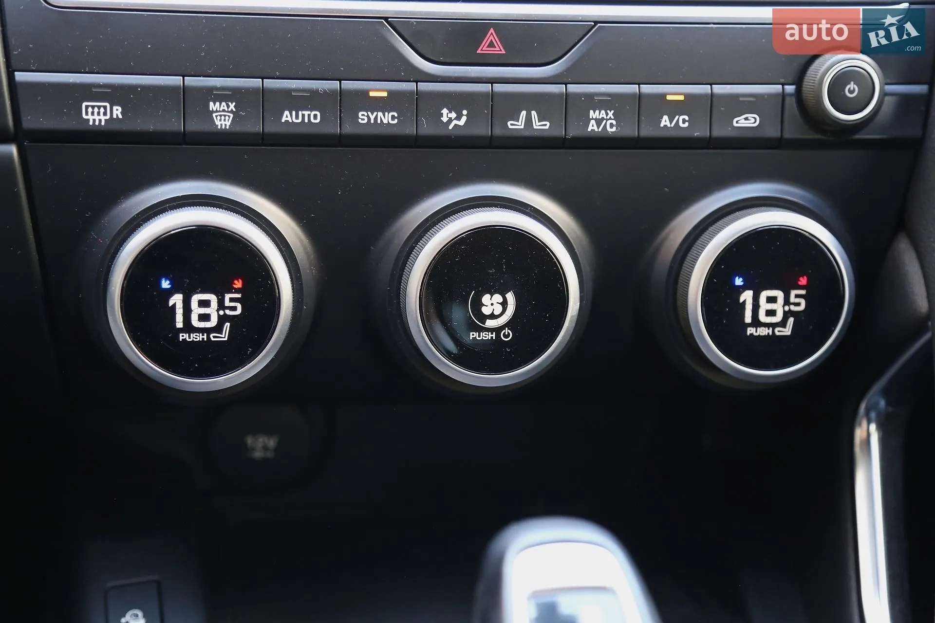 2019 Jaguar E-Pace - мініатюра 22
