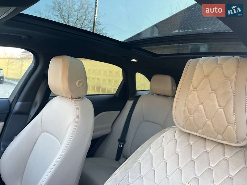Позашляховик / Кросовер Jaguar F-Pace 2016 в Києві