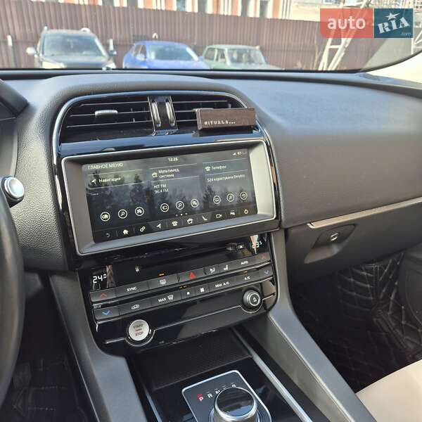 Внедорожник / Кроссовер Jaguar F-Pace 2017 в Киеве фото 31 Внедорожник / Кроссовер Jaguar F-Pace 2017 в Киеве