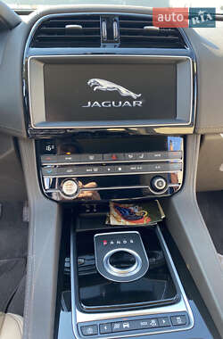 Позашляховик / Кросовер Jaguar F-Pace 2019 в 