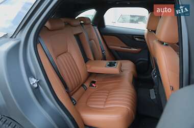 Внедорожник / Кроссовер Jaguar F-Pace 2015 в 