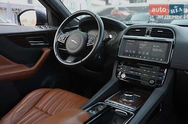 Внедорожник / Кроссовер Jaguar F-Pace 2015 в 