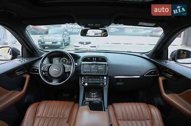 Внедорожник / Кроссовер Jaguar F-Pace 2015 в 