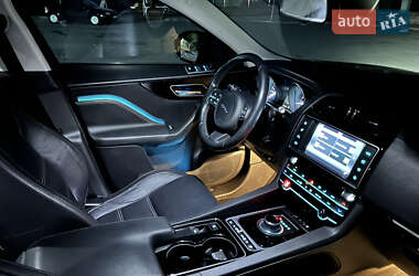 Внедорожник / Кроссовер Jaguar F-Pace 2016 в 