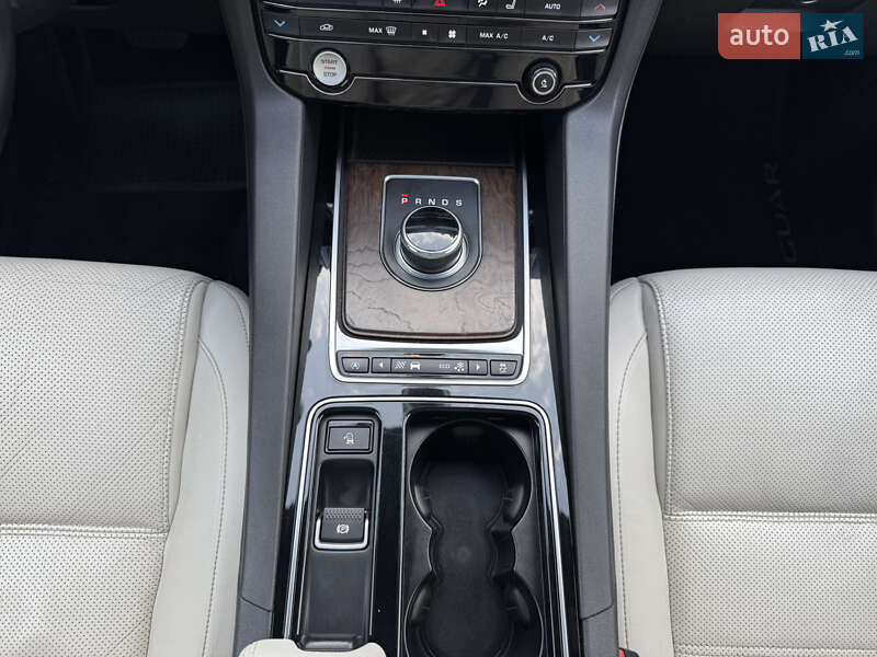 Внедорожник / Кроссовер Jaguar F-Pace 2016 в Киеве