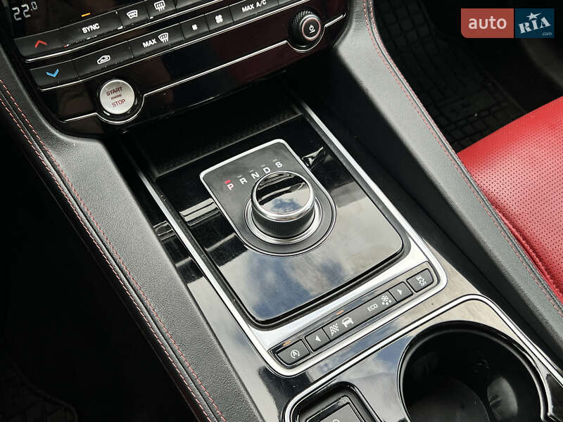 Внедорожник / Кроссовер Jaguar F-Pace 2017 в Нововолынске