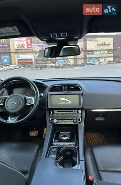 Позашляховик / Кросовер Jaguar F-Pace 2016 в 