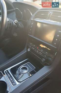 Внедорожник / Кроссовер Jaguar F-Pace 2017 в 