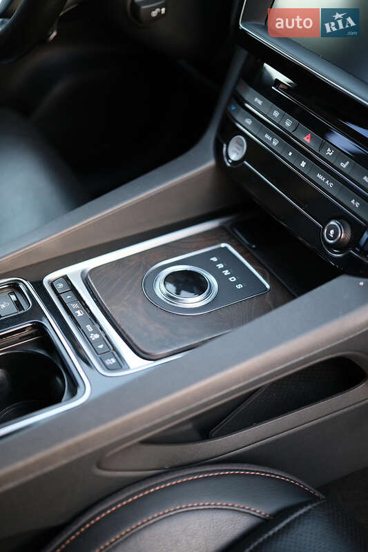 Внедорожник / Кроссовер Jaguar F-Pace 2016 в Киеве