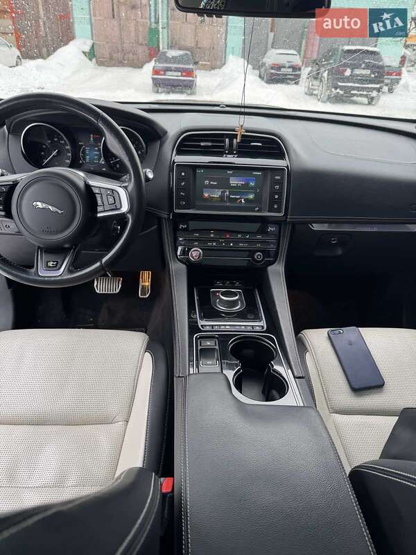 Внедорожник / Кроссовер Jaguar F-Pace 2017 в Киеве фото 16 Внедорожник / Кроссовер Jaguar F-Pace 2017 в Киеве