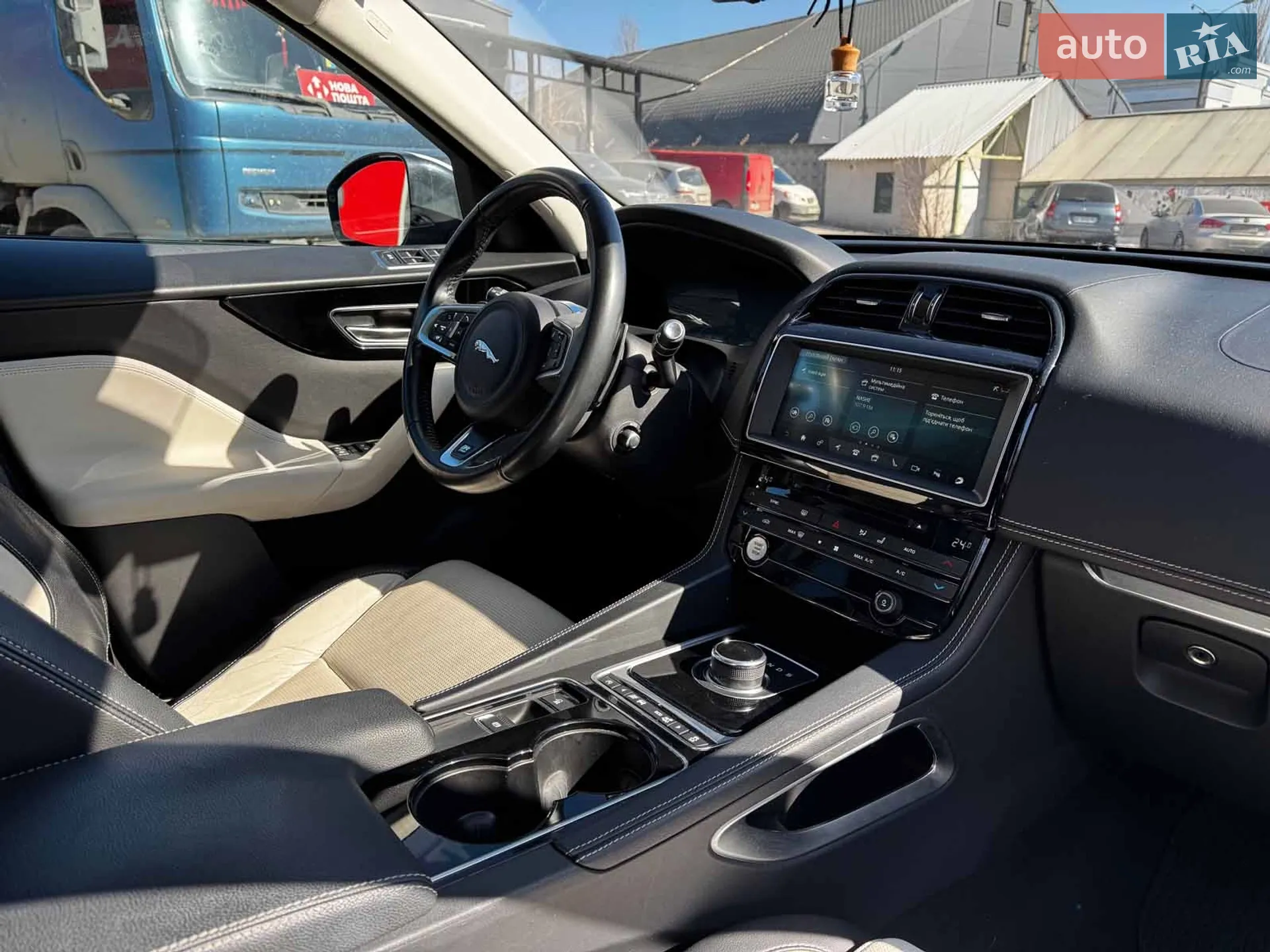 2017 Jaguar F-Pace - мініатюра 38