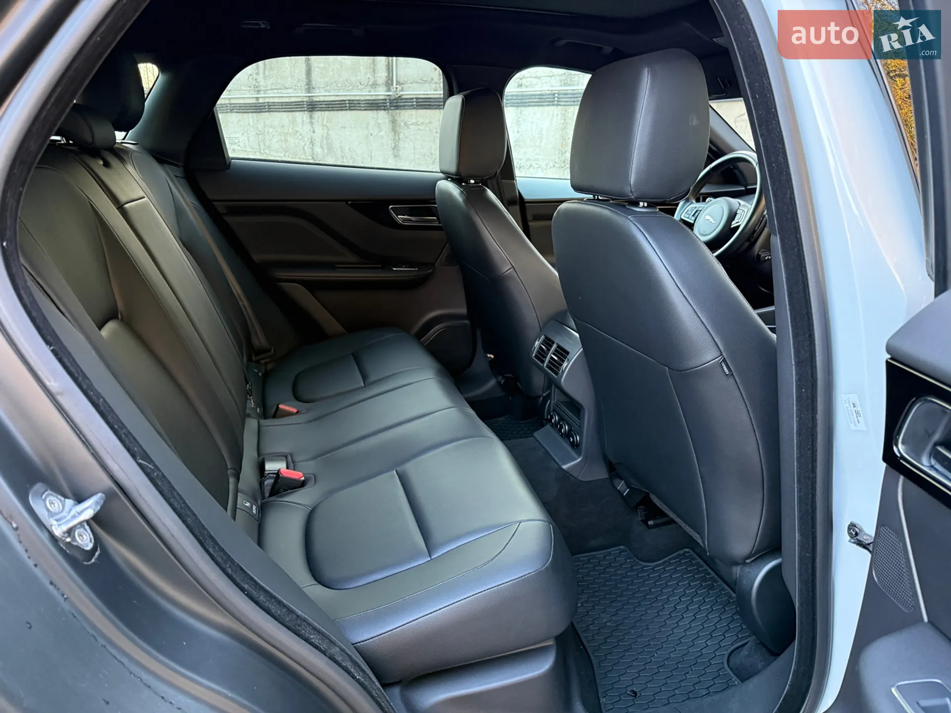 2018 Jaguar F-Pace - мініатюра 31