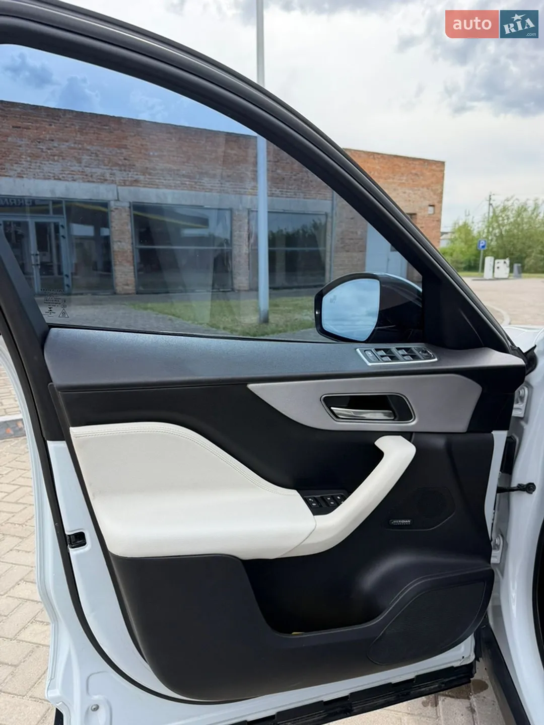 2017 Jaguar F-Pace - мініатюра 13