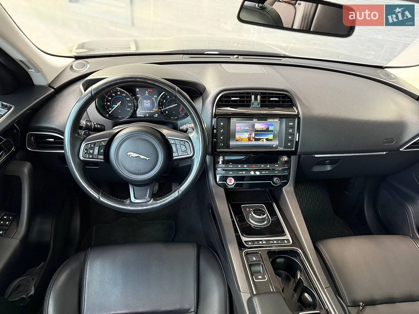2017 Jaguar F-Pace - мініатюра 23